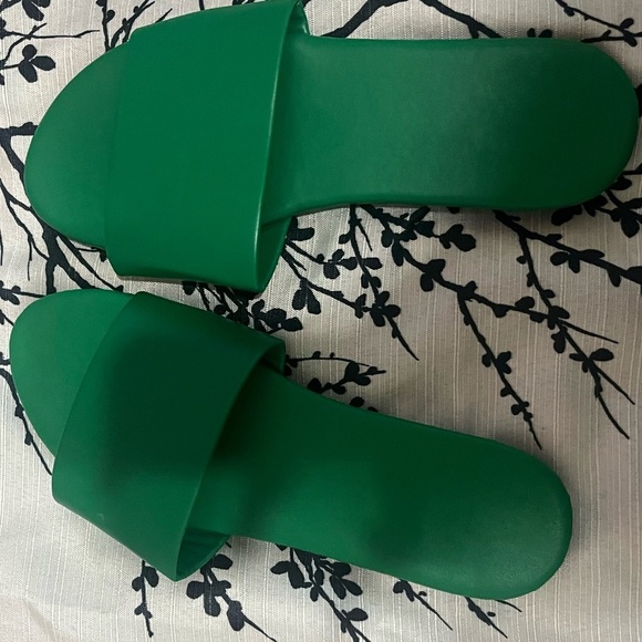 Green size 6 sandals. - Picture 3 of 4
